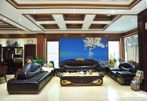 Phòng khách rộng thênh thang với nhiều món đồ nội thất làm bằng gỗ vì chồng ca sĩ Trang Nhung mạng mộc. Chồng cô cũng tiết lộ tổng giá trị của căn nhà và các trang thiết bị nội thất lên tới hơn 100 tỷ đồng.