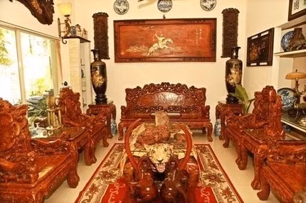 Tưởng như đâu đâu cũng thấy những đồ gỗ, từ lớn tới nhỏ, được chạm trổ tinh xảo, thuộc loại gỗ đắt tiền quý hiếm. Nhưng anh khẳng định, mình không phải đại gia, anh chỉ nhận gia đình mình thuộc hàng khá giả.