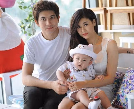Tim và Trương Quỳnh Anh chung sống được 4 năm và có một con trai kháu khỉnh. Tuy nhiên, cả hai chưa có ý định tổ chức lễ cưới. Trong một lần chia sẻ, giọng ca "Tỉnh giấc" cho hay: "Ban đầu đến với nhau, chúng tôi tính sinh con xong sẽ tổ chức đám cưới hoành tráng nhưng bây giờ cả hai thấy điều đó không quan trọng. Hai đứa hài lòng về cuộc sống hiện tại nên e rằng đám cưới sẽ làm xáo trộn cảm xúc vợ chồng”.