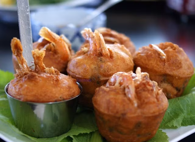 Bánh cống là sự kết hợp giữa thịt, hành lá, tôm, đậu xanh và đậu nành tạo nên món bánh thơm ngon, hấp dẫn. Món này ăn cùng các loại rau đặc trưng Nam bộ, chấm cùng nước cá kho. Ảnh: vietnamtravelguidebook.