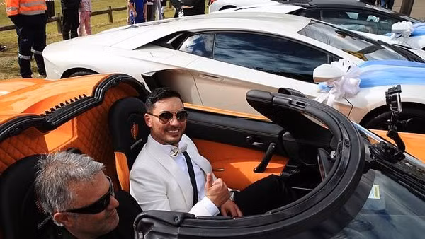 Salim Mehajer rạng rỡ trên chiếc Ferrari của mình. Chú rể cho biết, anh rất yêu Aysha và sẵn sàng làm bất cứ điều gì để làm vui lòng vị hôn thê của mình.