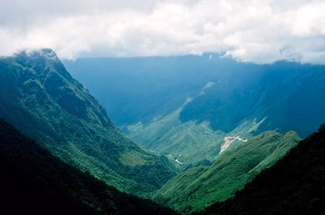 Chênh vênh Hoàng Liên Sơn: Dãy núi này dài 180 km, rộng khoảng 30 km, trải qua ba tỉnh Lai Châu, Lào Cai và Yên Bái. Đây được xem là một trong những vùng đất khắc nghiệt nhất nước ta. Tuy nhiên, với du khách, trải nghiệm lý thú khi chinh phục đèo Ô Quy Hồ, cảm giác vượt qua bản thân khi chinh phục thành công đỉnh Fansipan. Cái giá lạnh của thời tiết lại có sức hút đến mức nếu nghe bạn bè kể lại, bạn sẽ ao ước được đặt chân đến. Ảnh: Mạc Kỳ Như.