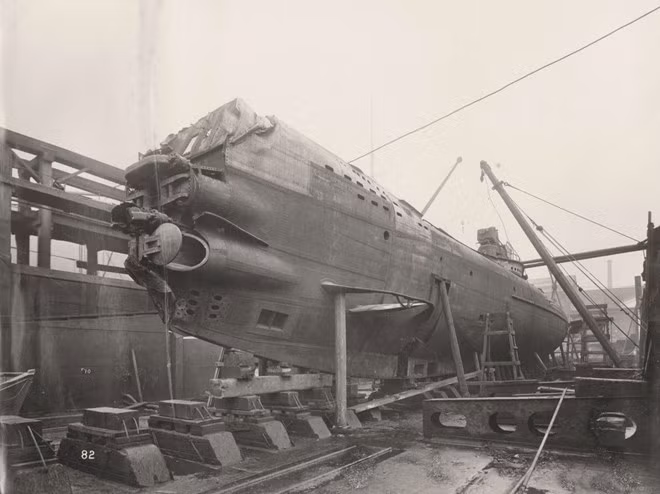Vào thời Thế chiến I, Đức đã chế tạo 1.162 tàu ngầm U-boat, viết tắt của từ “Unterseeboot”, trong tiếng Đức có nghĩa là tàu hoạt động dưới đáy biển. Đến tháng 4/1917, đã có đến 430 tàu chiến quân Đồng minh và tàu dân sự đã bị U-boat đánh chìm. Tấm ảnh này cho thấy 4 ống phóng ngư lôi và cánh hỗ trợ lặn - nổi ở mạn trái tàu ngầm.