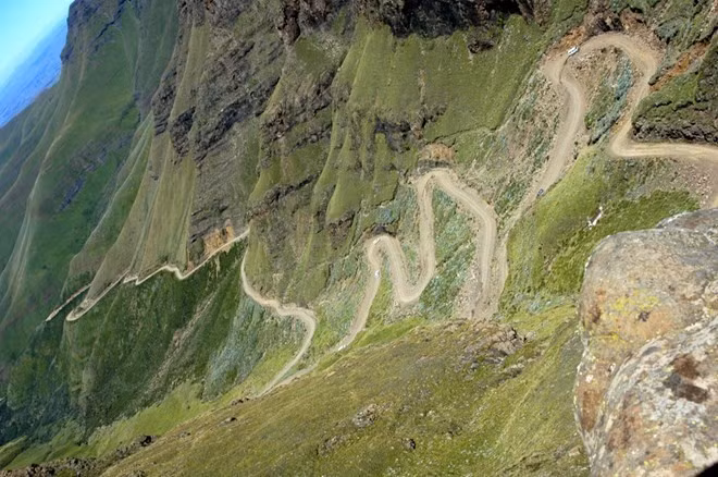 Đường đèo Sani, Nam Phi. Đây là con đường đèo núi cao nhất của Nam Phi, nằm ở dãy núi Drakensberg ở độ cao 2880 m so với mực nước biển. Đi qua con đường này, bạn đến được một tiểu bang - Lesotho.