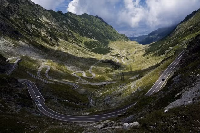 Đây là con đường “cao tốc” nằm trên núi Carpathian, Romania, kết nối các vùng của Rumani - Transylvania và Wallachia và đi qua các dãy núi Fagaras. Theo xếp hạng của kênh truyền hình Anh, đây là con đường thú vị nhất châu Âu.