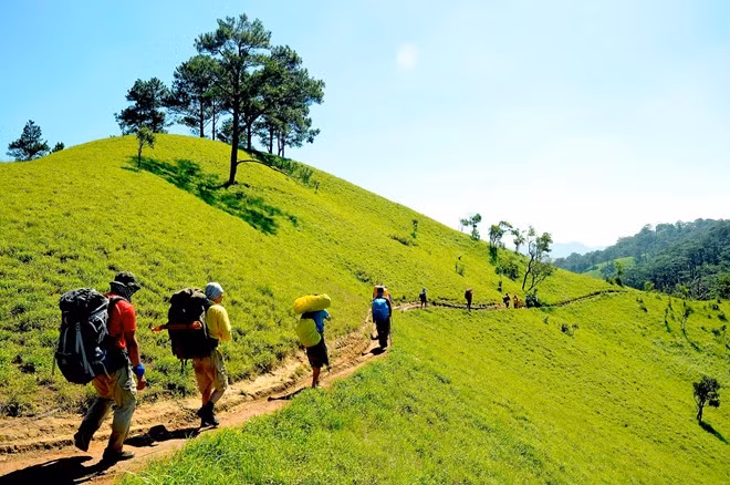 Tổng hành trình cung đường trek đẹp nhất Việt Nam là 55 km băng rừng, leo đèo, vượt suối, di chuyển từ độ cao 1.100 m xuống còn 500 m so với mực nước biển. Đây là vùng đất chuyển tiếp từ cao nguyên xuống duyên hải miền trung.