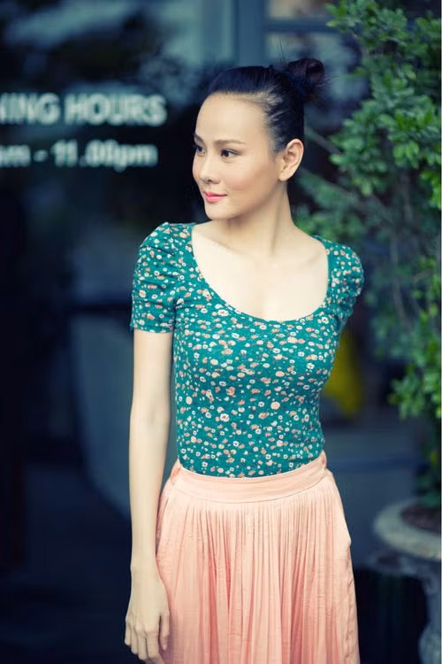 5. Tóc búi cao: Thủ thuật không chỉ dừng lại với quần áo, khi bạn chọn một bộ cánh phù hợp, đừng quên bỏ qua kiểu tóc. Mẫu tóc búi cao sẽ giúp tạo cảm giác cao ráo và ăn gian chiều cao giúp bạn như Dương Yến Ngọc.