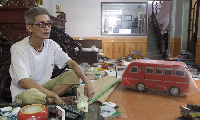 Ông Khánh, chủ một xưởng chuyên sản xuất ôtô cho rằng, việc đốt vàng mã nói là lãng phí cũng đúng, nhưng nghề này đã mang lại cho những người nông dân như ông thu nhập cao hơn so với làm ruộng hay chăn nuôi.
