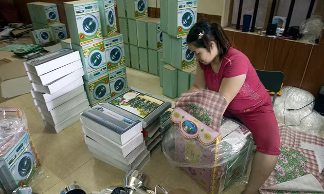Các đồ gia dụng khác như tivi, tủ lạnh, quần áo bằng giấy vẫn được khách đặt nhiều. Chị Xuê, chủ một xưởng làm vàng mã cho người cõi âm Hà Nội, Hải Phòng, Quảng Ninh. Thời điểm này, mọi người trong gia đình chị đều phải làm liên tục để kịp thời gian giao hàng.