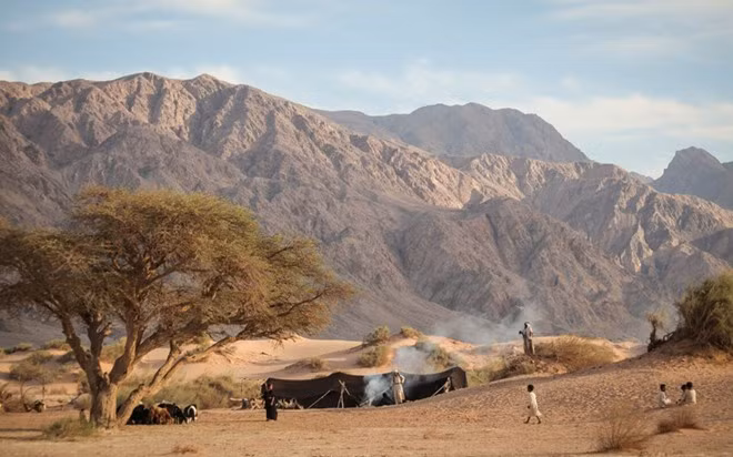  Wadi Rum, Jordan: Ngoài thành phố cổ Petra, Wadi Rum là một trong những điểm du lịch nổi tiếng nhất Jordan. Những khối đá sa thạch sừng sững trên nền cát mênh mông có sức hấp dẫn đặc biệt. Khu vực rộng 74.000 ha này được UNESCO công nhận là di sản thế giới, cũng là nơi sinh sống của các bộ tộc du mục suốt 12.000 năm.
