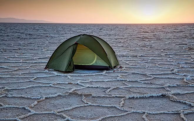  Dasht-e Kavir, Iran: Sa mạc nằm ở đông bắc miền Trung Iran rộng 390 km2, bề mặt phủ một lớp tinh thể muối do thiếu mưa. Các cộng đồng người chủ yếu sống ở rìa sa mạc, với nhiệt độ mùa hè thường xuyên lên tới trên 50 độ C.