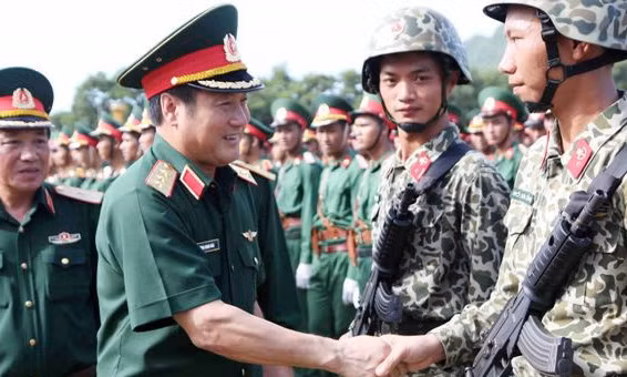 Thượng tướng nhấn mạnh, được làm nhiệm vụ phục vụ trong Lễ kỷ niệm 70 năm ngày Quốc khánh 2/9 là nhiệm vụ vẻ vang của mỗi cá nhân; trong thời gian tới, điều kiện thời tiết còn diễn biến phức tạp, nắng nóng tiếp tục tăng cường, yêu cầu luyện tập ngày càng cao, đề nghị các lực lượng nêu cao tinh thần trách nhiệm, đoàn kết vượt khó, chấp hành nghiêm kỷ luật trong quá trình tập luyện, phấn đấu hoàn thành xuất sắc nhiệm vụ; đội ngũ cán bộ quản lý trực tiếp tại các địa điểm tập luyện cần tiếp tục bám sát, theo dõi, chỉ đạo, tổ chức tốt việc luyện tập và chăm lo, bảo đảm đời sống vật chất, tinh thần cho lực lượng tham gia tập luyện đảm bảo kết quả cao nhất góp phần đem lại thành công cho ngày đại Lễ sắp tới.