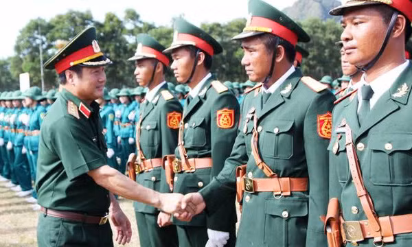 Sáng 18/8, Đoàn công tác của Tổng cục Chính trị (TCCT) do Thượng tướng Phương Minh Hòa, Ủy viên Trung ương Đảng, Phó chủ nhiệm TCCT làm Trưởng đoàn đã đến thăm, kiểm tra và động viên cán bộ, chiến sĩ tham gia diễu binh, diễu hành kỷ niệm 70 năm Cách mạng Tháng Tám và Quốc khánh 2/9 (nhiệm vụ A70) đang tập luyện tại Trung tâm huấn luyện Miếu Môn và Sân bay Hòa Lạc.