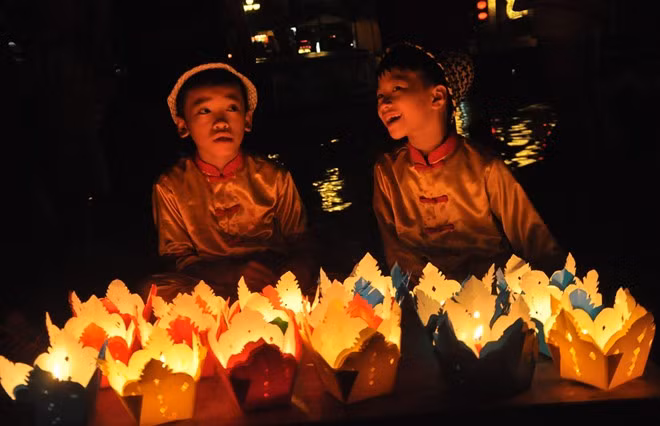 Hàng nghìn du khách, trong đó có rất nhiều khách nước ngoài, rất thích thú với hình thức này. Họ cùng cầu nguyện những điều tốt đẹp đến với bản thân, gia đình, người thân và bạn bè.