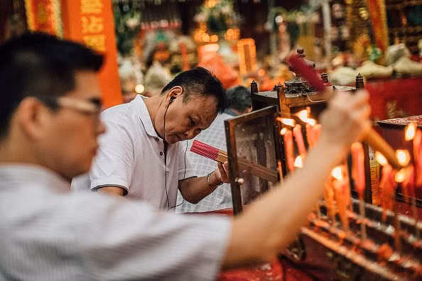 Dân Hong Kong đến chùa để dâng hương từ những ngày đầu tháng 7 theo lịch Mặt trăng. Ảnh: Getty.