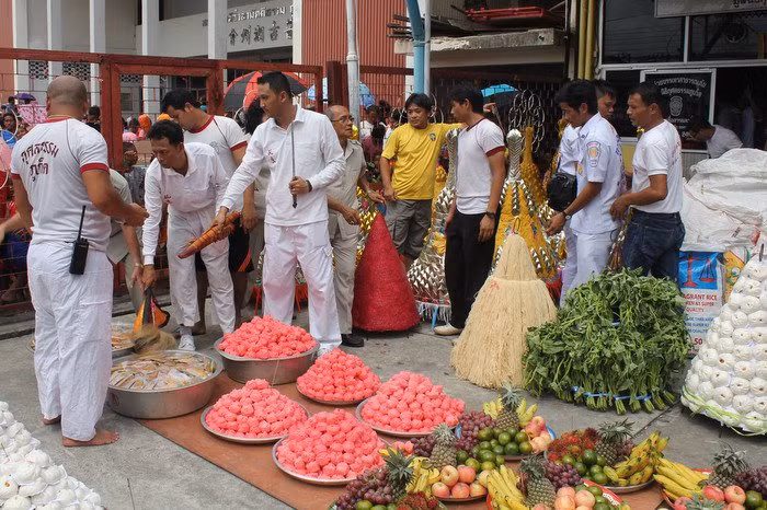 Người dân Thái thường chuẩn bị thức ăn để cúng nhằm thể hiện lòng thành kính với vong linh người khuất. Ảnh: Phuket Gazette.