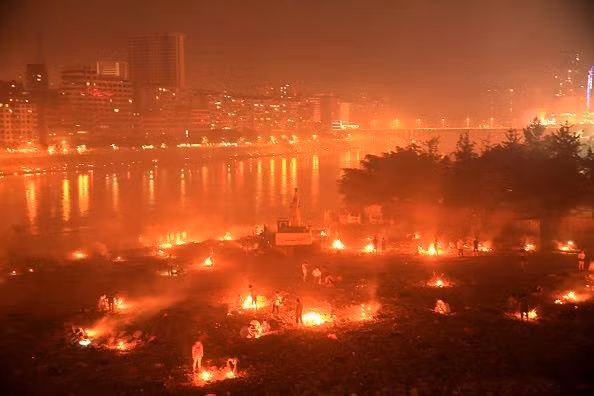 Bờ sông Zhouhe sáng rực trong những ngày gần rằm tháng 7. Ảnh: Getty.