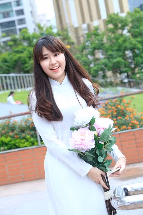 Ngọc sở hữu thành tích học tập đáng nể, suốt 12 năm là học sinh giỏi, điểm trung bình các môn năm cuối cấp là 9,1.