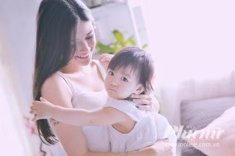 Bé Sóc ngày một khôn lớn, bé đã biết đi vững, biết gọi tên mình, tên ông bà và các thành viên trong gia đình. Ý Nhi tâm sự sự hiện diện của bé Sóc chính là điều tuyệt diệu nhất trong cuộc đời cô và con gái cũng chính là sức mạnh tinh thần để cô vượt qua mọi giông bão trên đường đời.