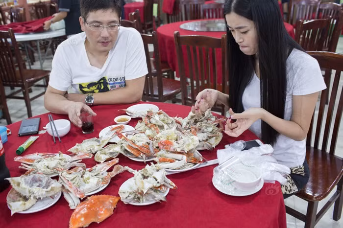 Người đàn ông này đã chi ra 260 nhân dân tệ để cô gái phục vụ bóc ghẹ đưa tận miệng.