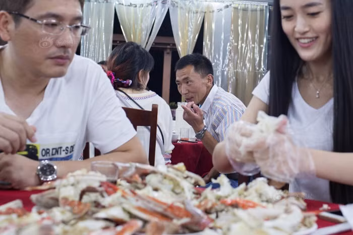Cô gái này vốn là một tiếp viên hàng không này đã giải nghệ. Cô có khả năng lột cua, ghẹ giỏi nên đã cung cấp dịch vụ này