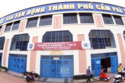 Những ngày qua, thời tiết ở Cẩm Phả liên tục có mưa lớn và xung quanh sân Cẩm Phả bị ngập nghiêm trọng.