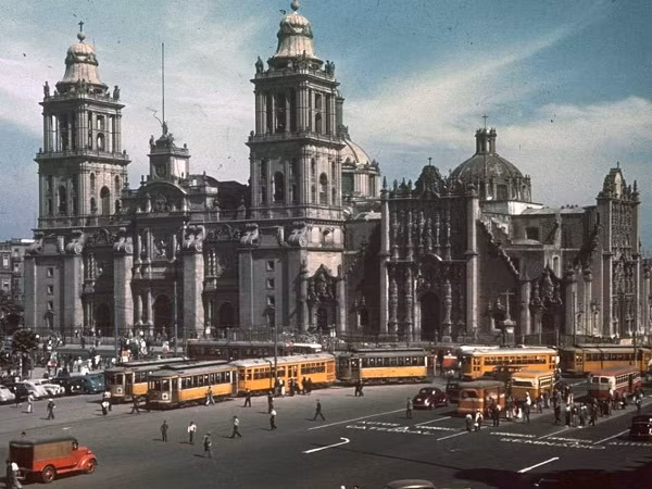 Tỷ phú Slim có một tình yêu sâu đậm với đất nước Mexico. Ông nói: “Mexico là một đất nước giàu truyền thống lịch sử và văn hóa, tôi tự hào về điều đó”. Slim sinh ra tại Mexico vào năm 1940.