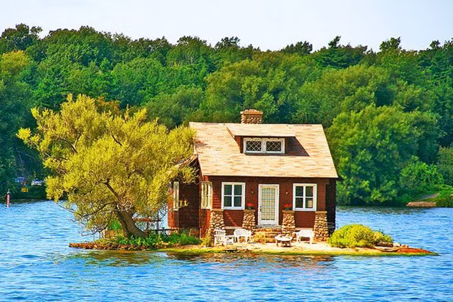 Ngôi nhà Just Room Enough, Canada: Nó được xây dựng trên dòng sông Saint Lawrence ở Canada. Ngôi nhà này bị bao phủ bốn bề là nước. Tuy nhiên, khi mức nước dưới sông giảm xuống, vẫn có một khoảng đất nhỏ để chủ nhà có thể mang ghế ra và ngồi tận hưởng ánh nắng mặt trời .