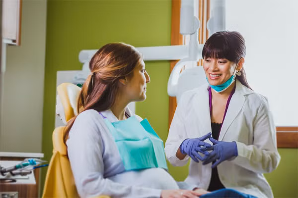 Theo lý giải của các chuyên gia nha khoa, có một số trường hợp chảy máu kéo dài sau nhổ răng là do nhổ răng cho những người mắc bệnh máu như: Bệnh ưa chảy máu, bệnh bạch cầu; do rách nát phần mềm, vỡ xương ổ răng nhiều; do còn sót lại u hạt ở cuống răng đã nhổ. Sau nhổ răng chảy máu kéo dài cần phải thăm khám cẩn thận, tỉ mỉ để phát hiện nguyên nhân gây chảy máu kéo dài. 