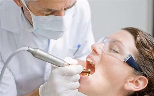 Nếu do còn sót u hạt thì nạo huyệt ổ răng lấy hết u hạt, rửa sạch ổ răng và cho cắn gạc theo dõi. Nếu nhổ răng cho những bệnh nhân bị bệnh máu thì cần rửa sạch ổ răng, cầm máu bằng miếng gelaspen, nhét gạc tẩm iodofoc và cố định hàm. Sau đó kết hợp với chuyên khoa huyết học, xác định các yếu tố đông máu và điều trị theo chẩn đoán.