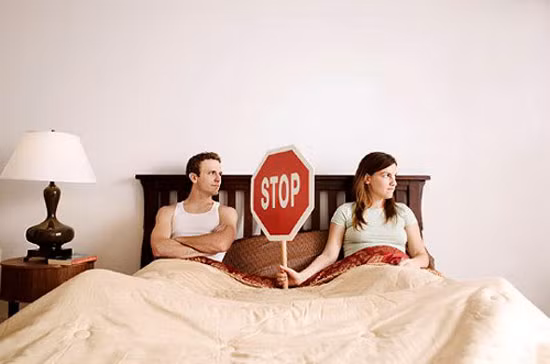  Họ cho biết khi “yêu”, não tiết ra các chất như endorphin và oxytocin giúp tâm trạng tốt hơn, giảm bớt căng thẳng.