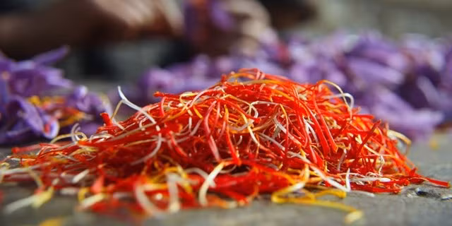 2. Sợi nghệ tây: 4.400-22.000 USD/kg (từ 90 đến 450 triệu đồng). Nghệ tây là loại gia vị đắt đỏ nhất thế giới. Trung bình 1 pound (chưa tới 500g) nghệ tây có giá là... 2.000 USD (giá cả dao động tùy theo mùa).