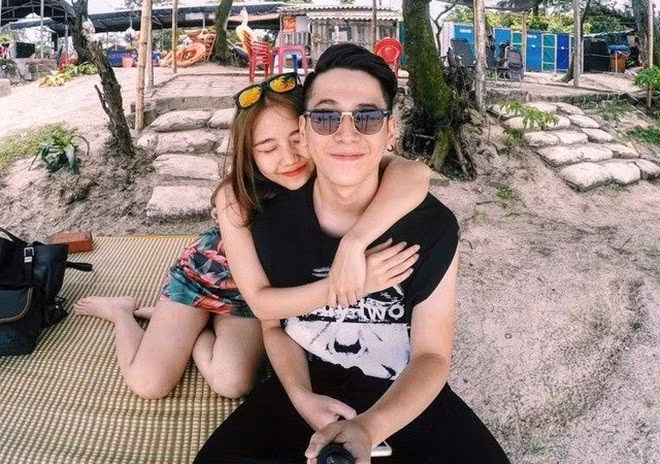 Thời gian gần đây, hot girl thường xuyên đăng tải hình ảnh tình tứ bên bạn trai là D-crown Nguyen (Nguyễn Minh Đức). Người yêu của cô cũng khá nổi tiếng, khi anh từng tham gia diễn xuất trong các clip của vlogger đội hộp He Always Smiles. Ngoài hỗ trợ nhau trong công việc, D-crown - Thiên Trang còn thường xuyên đi du lịch và chia sẻ khoảnh khắc ngọt ngào lên trang cá nhân.