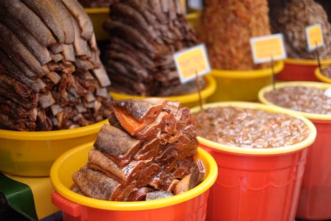 Chơi chợ Châu Đốc (Châu Đốc): Du khách có thể ghé thăm chợ Châu Đốc vào buổi sáng để trải nghiệm cuộc sống của người dân địa phương. Tại đây bán đủ các loại sản vật như rau bí, mắm cá, khô cá, nộm sen... đặc trưng của miền sông nước. Ảnh: Minh Hằng.