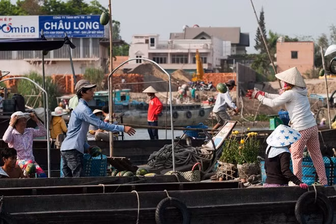 Chợ Cái Răng nằm cách bến Ninh Kiều khoảng 4 km, họp từ tờ mờ sáng tới 8-9h thì vãn dần. Những ghe thuyền mua bán đủ loại hoa quả thơm ngon. Nếu đi thuyền của Victoria Châu Đốc, du khách có thể thưởng thức bữa sáng trên đường đến chợ và hòa mình vào không khí nhộn nhịp trên sông. Ảnh: Victoria Hotels &amp; Resorts.