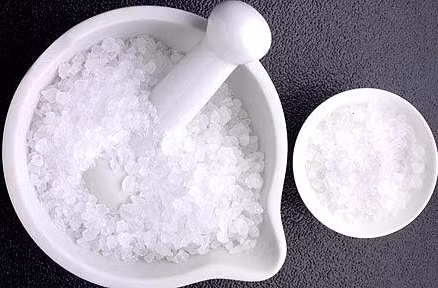 Dùng phèn chua rang lên, tán mịn. Sau khi tắm sạch, lau khô hố nách, lấy bột phèn chua xát vào hai hố nách. Mỗi ngày một lần. Bài thuốc này rất hiệu quả vì trong phèn chua có thành phần chính là nhôm sun - fat, khi mồ hôi ở nách tiết ra sẽ bị khử bởi chất này.