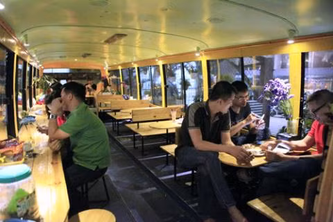 Khi quán cà phê lên đèn cũng vô cùng lung linh.