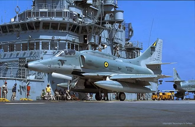 Tiêm kích A-4 Skyhawk trên boong A12. Kho lưu trữ trên tàu có thể chứa 3.000 m3 nhiên liệu hàng không và 1.300 tấn đạn dược. Ảnh: Wikipedia