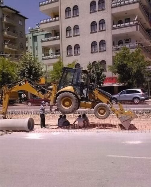 Chỉ vì một bóng râm, những người đàn ông này bất chấp sự nguy hiểm, để tử thần lơ lửng treo trên đầu.