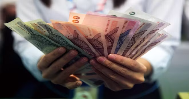 Những quốc gia sở hữu 10 loại tiền trong danh sách của Morgan Stanley có kim ngạch xuất khẩu hàng hóa sang Trung Quốc lớn và cạnh tranh xuất khẩu với nước này. Những loại đồng tiền thế giới dễ tổn thương nhất trong bối cảnh Trung Quốc phá giá đồng nhân dân tệ. Số liệu về giá trị xuất khẩu dưới đây được lấy từ cơ sở dữ liệu của Đại học Michigan (Mỹ) và trang thống kê chính thức của chính phủ các nước, vùng lãnh thổ. 1. Baht Thái Lan Giá trị xuất khẩu sang Trung Quốc năm 2012: 26,89 tỷ USD Tỷ lệ trong tổng giá trị xuất khẩu năm 2012: 11,72% Ảnh: CNBC. 