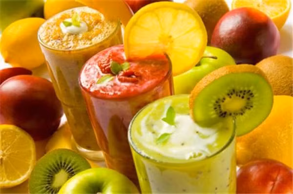 Nước ép phố đi bộ Nguyễn Huệ. Phố đi bộ là địa điểm hẹn hò quen thuộc của giới trẻ Sài Gòn. Khi đến đây, thay vì lựa chọn trà sữa, café hoặc food court của các tòa nhà xung quanh với giá trên 50.000 đồng, bạn có thể tìm quán nước ép nhỏ xinh nằm tại hẻm 53 đường Nguyễn Huệ gần đó.
