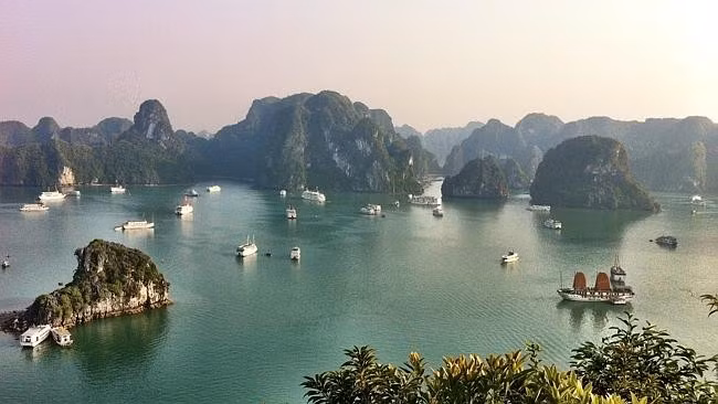 Vịnh Hạ Long được bình chọn là một trong những kỳ quan thiên nhiên mới của thế giới và là điểm đến được các du khách quốc tế yêu thích. Hiện nay, với dịch vụ du thuyền 5 sao, du khách có thể trải nghiệm Hạ Long theo cách tiện nghi và thoải mái nhất. Ảnh: Dailytelegraph.