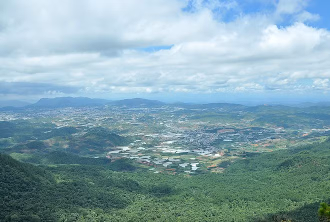 Linh Sơn cho biết, cảm giác được đứng trên đỉnh núi cao, phóng tầm mắt ra xa để quan sát thị trấn Lạc Dương, thành phố Đà Lạt rất thích thú. Đó là khoảnh khắc dường như con người và đất trời gần nhau hơn. Anh được tận hưởng mọi thứ một cách trọn vẹn mà không còn những âu lo thường ngày của cuộc sống.
