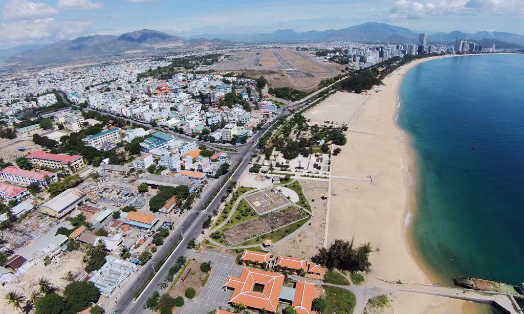 Nha Trang được mệnh danh là hòn ngọc của Biển Đông, hay viên ngọc xanh do những giá trị thiên nhiên, khí hậu tự nhiên. Diện tích tự nhiên của thành phố biển này là 251 km², dân số khoảng 500.000 người. Phía bắc giáp thị xã Ninh Hòa, phía nam liền kề huyện Cam Lâm, phía tây nối liền huyện Diên Khánh và phía đông là bờ biển trải dài khoảng 4,5 km.