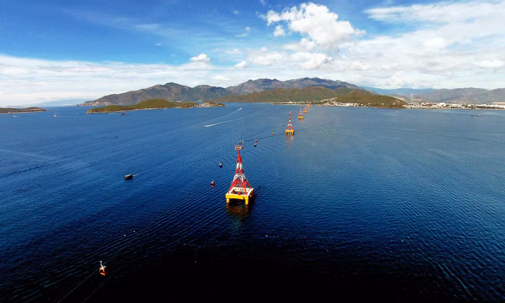 Địa hình Nha Trang khá phức tạp, có độ cao trải dài từ 0 đến 900 m so với mặt nước biển, chia thành 3 vùng địa hình. Vùng đồng bằng duyên hải và ven sông Cái có diện tích khoảng 81,3 km² (chiếm 32,33% diện tích toàn thành phố). Vùng chuyển tiếp và các đồi thấp có độ dốc từ 3⁰ đến 15⁰ chủ yếu nằm ở phía tây và đông nam hoặc trên các đảo nhỏ (chiếm 36,24% diện tích).