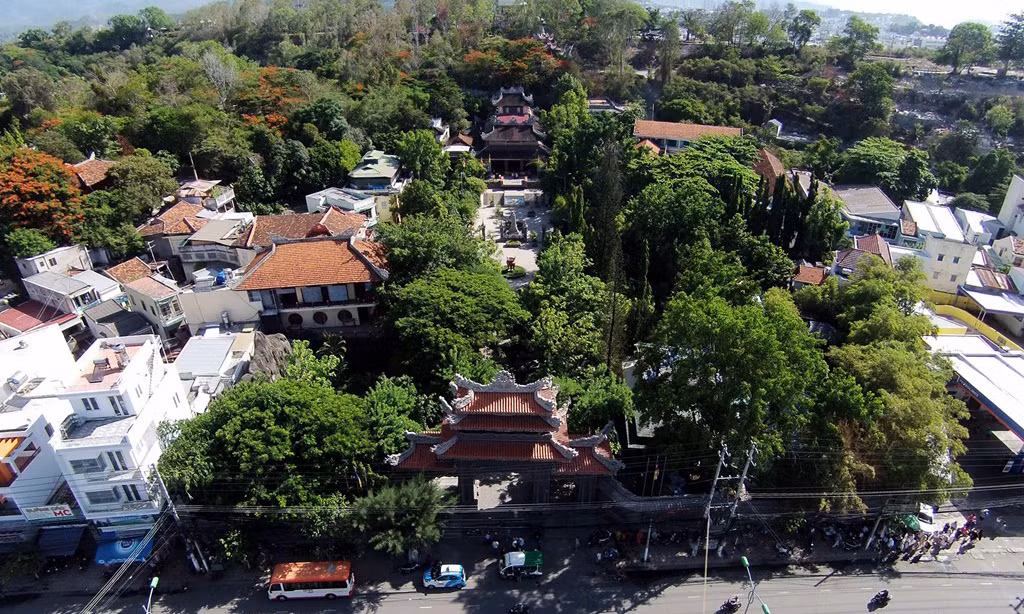 Khu vực chùa Long Sơn (hay còn gọi là Chùa Phật trắng, trước có tên là Đăng Long Tự) tại đường 23/10, phường Phương Sơn. Chùa nằm ngay dưới chân đồi Trại Thủy, được xây dựng cách đây hơn một trăm năm. Khuôn viên chùa có chiều rộng 44,5 m, chiều dài hơn 72 m. Chính điện chùa Long Sơn rộng 1.670 m², có một tượng Phật Tổ bằng đồng đang ngồi thuyết pháp, cao 1,6 m, nặng 700 kg. Trải qua nhiều lần trùng tu đến nay Long Sơn là ngôi chùa nổi tiếng nhất tỉnh Khánh Hòa.