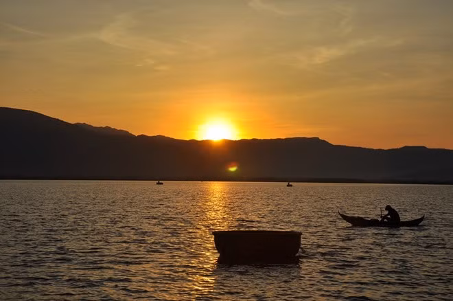 Bình minh trên đầm Hòn Thiên (Ninh Thuận).