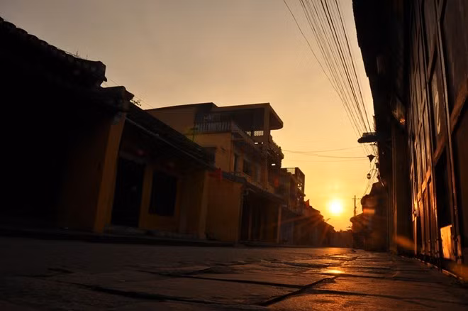 Mặt trời tỏa ra thứ ánh kỳ diệu,thức tỉnh cả phố cổ còn đang trong cơn mơ ngủ. Ảnh một con phố ở Hội An trong buổi sáng tinh sương.