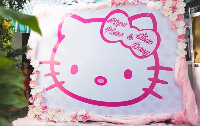 Cô dâu Phương Thảo cho biết, cô thích xem phim hoạt hình Hello Kitty từ nhỏ. Do đó, toàn bộ các vật dụng trong phòng ngủ, đồ dùng học tập của cô đều gắn liền với hình ảnh mèo cùng tông màu hồng xinh xắn. Đến ngày đính hôn, Phương Thảo bàn bạc với ông xã và quyết định mang phong cách Hello Kitty vào trang trí buổi tiệc.
