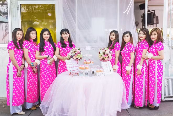 Từ trang phục, cổng trang trí, bánh kem... đều mang màu hồng chủ đạo và kèm theo hình tượng Hello Kitty.